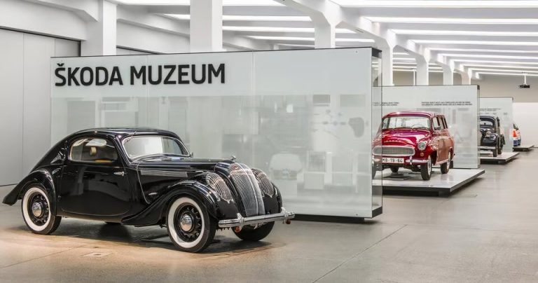 Prague: Skoda Car Museum Private Tour